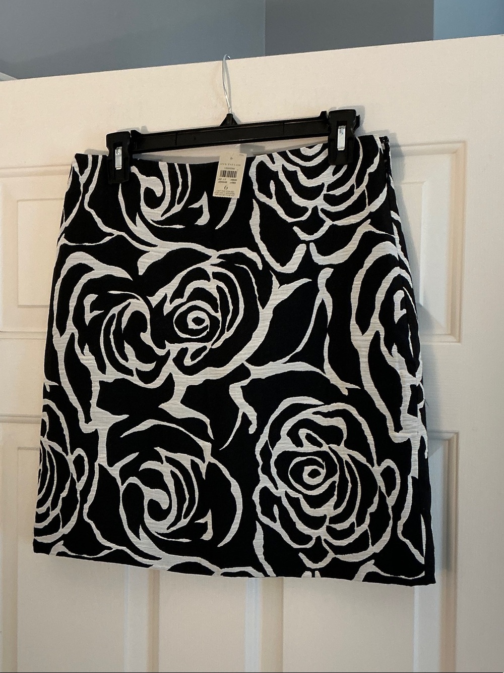 Ann Taylor Black and White Rose-Print Pencil Skirt NWT size 6